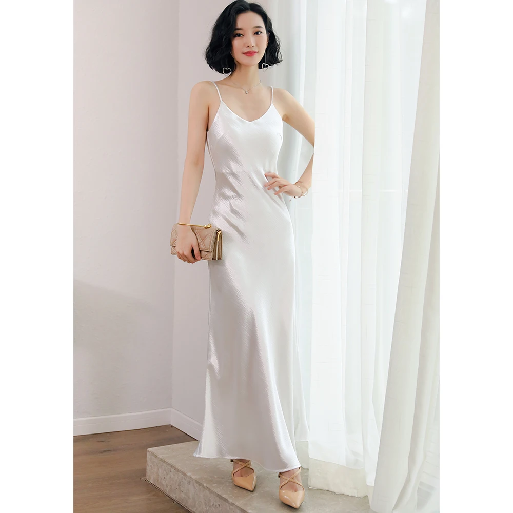Женское атласное платье комбинация на бретелях спагетти золотистое или белое