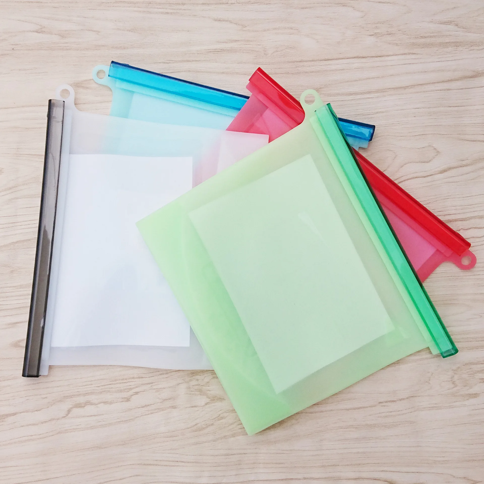 

4Pcs 1000Ml Silicone Food Bag Reusable Silicone Food Bag Ziplock Bag Leakproof For Freezer Preservation Multiple Purposes