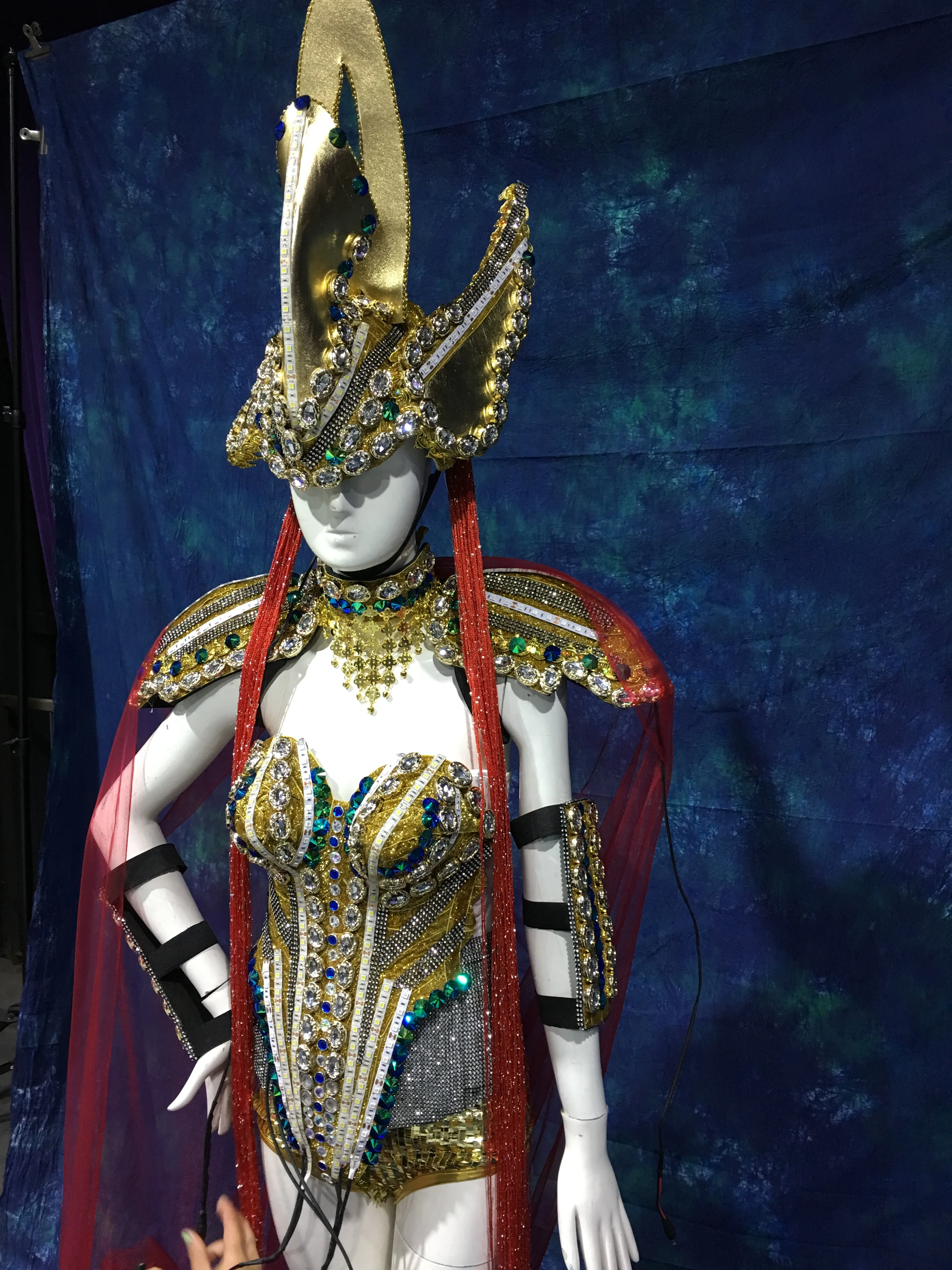 Технологии будущего светодиодные золотые костюмы воина для девочек бар рай