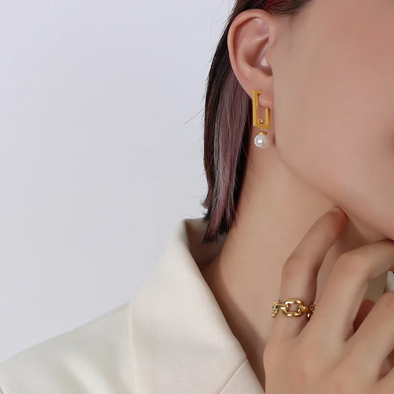 

Gaku INS French Simplicity Personalized Titanium Steel Plated 18K Gold Imitation Pearl Earrings Female Small JewelryCold Style