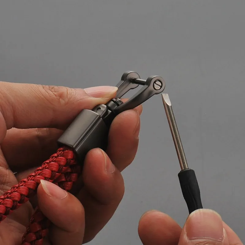 

1 Pc Hand Woven Leather Key Chain 360 Rotating Buckle Key Rings Holder Multi Tools Outdoor Camping Hiking anti-lost Tool