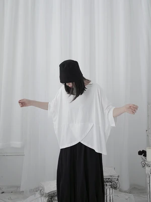 Футболка женская летняя с коротким рукавом летучая мышь и большим вырезом |