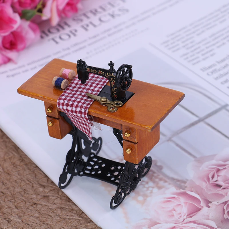 

2019 1/12 Scale Wooden Miniature Furniture Families Vintage Miniature Sewing Machine With Cloth for Dollhouse Decoration
