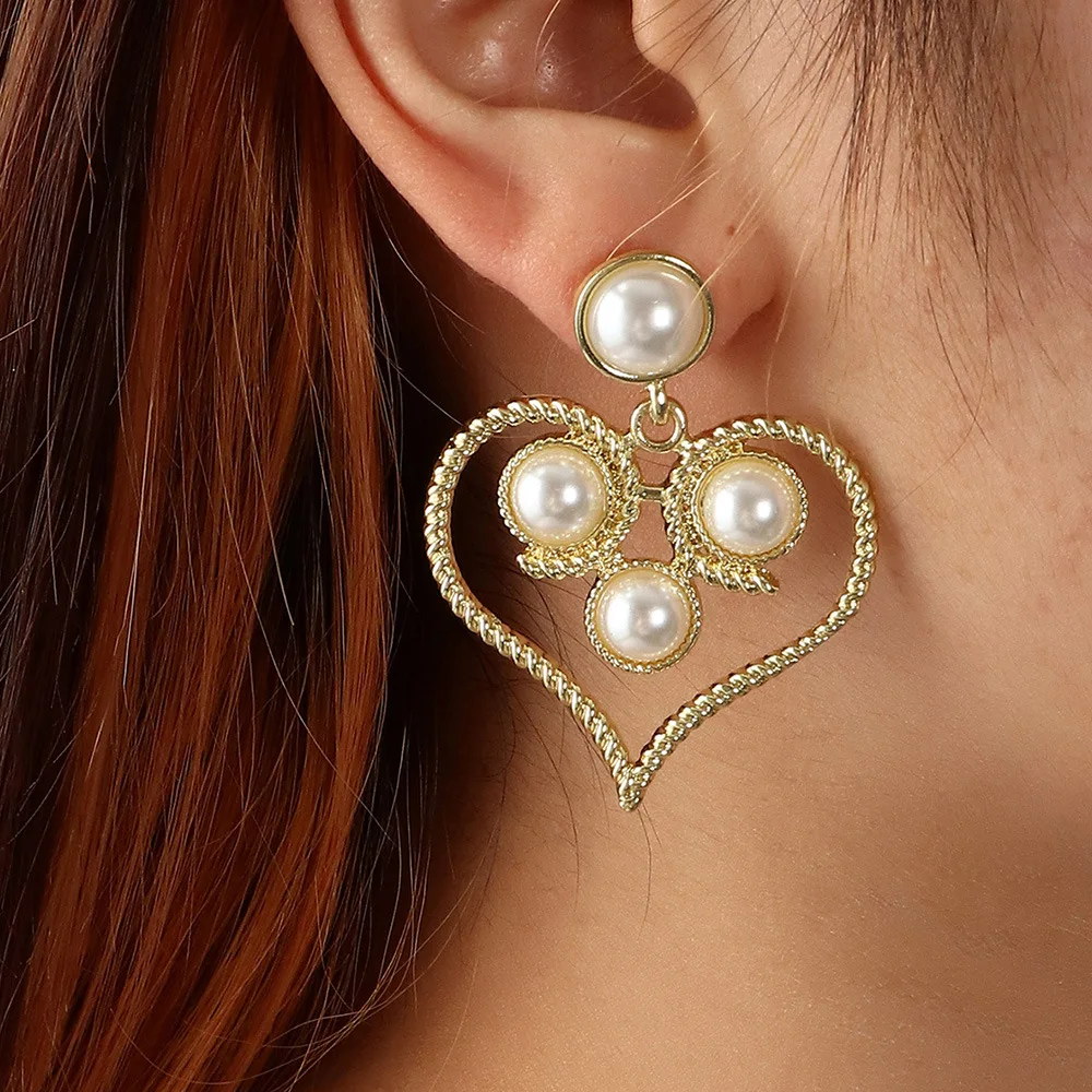 

Fashionable And Charming Golden Big Peach Heart Twist Hollow White Imitation Pearl Earrings Women's Ears Ornaments Jewelry Gifts