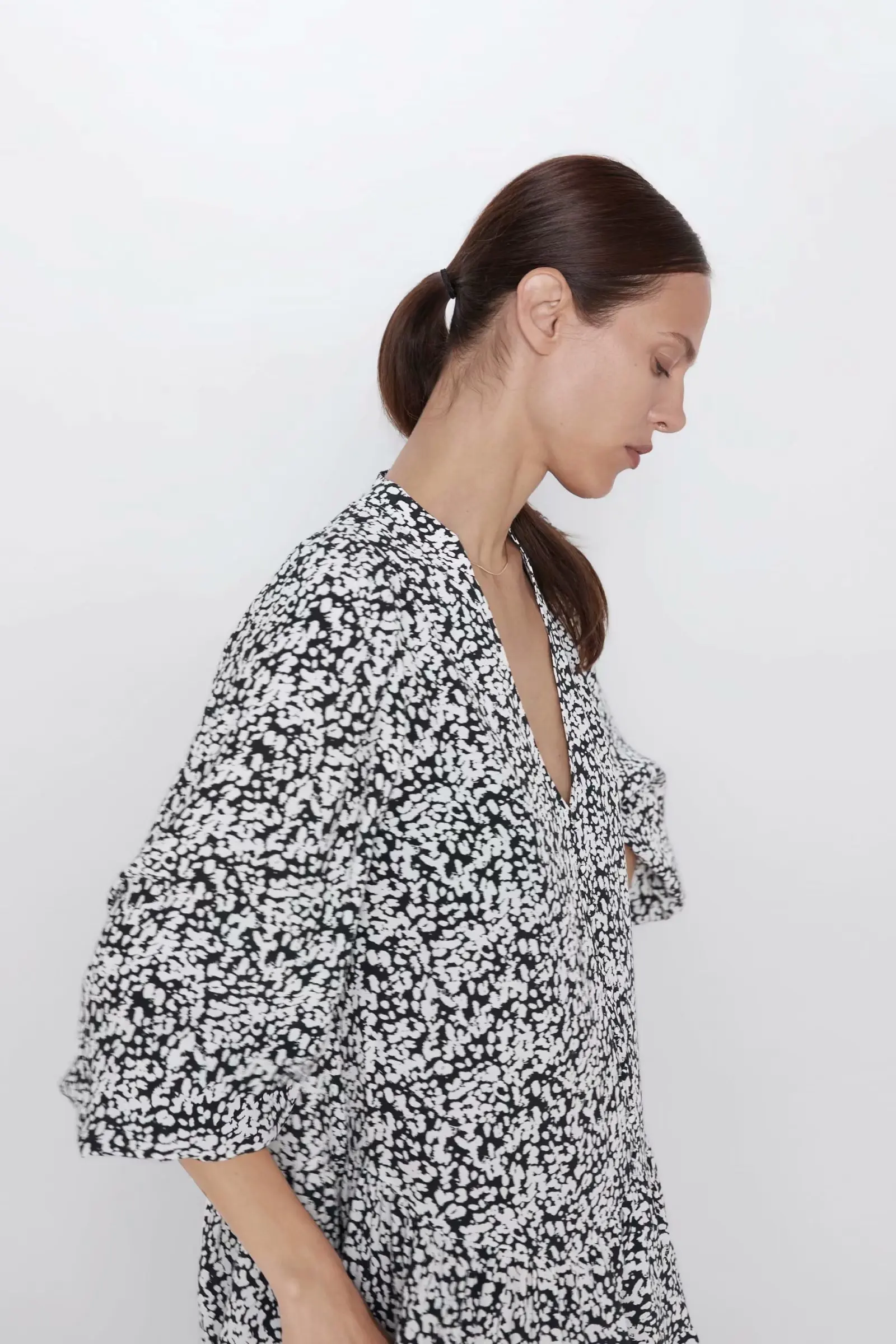 Женское Плиссированное воздушное мини-платье с принтом и v-образным вырезом