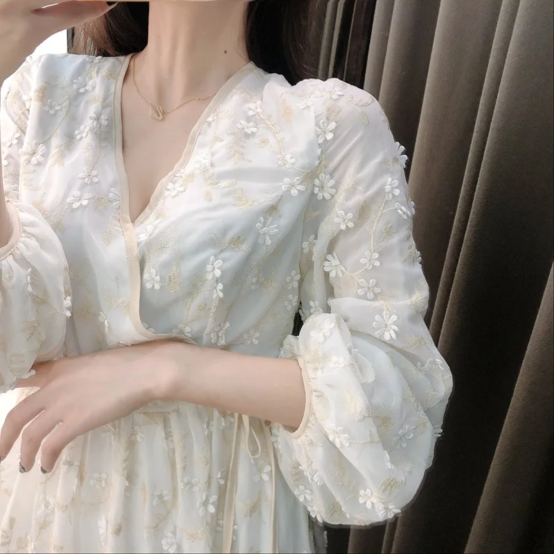 

Vintage French Flower Embroidery Sweet 2020 Early Autumn White V Neck Lantern Sleeve Dress Waist Hugging Slim Dresses P702