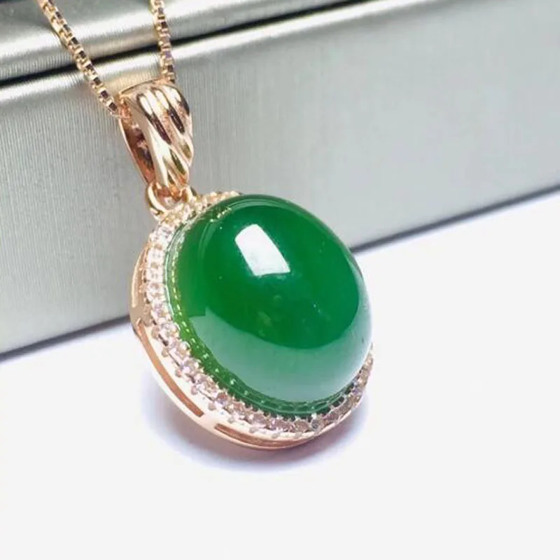 Кулон с большим драгоценным камнем инкрустированный нефритом белого и зеленого