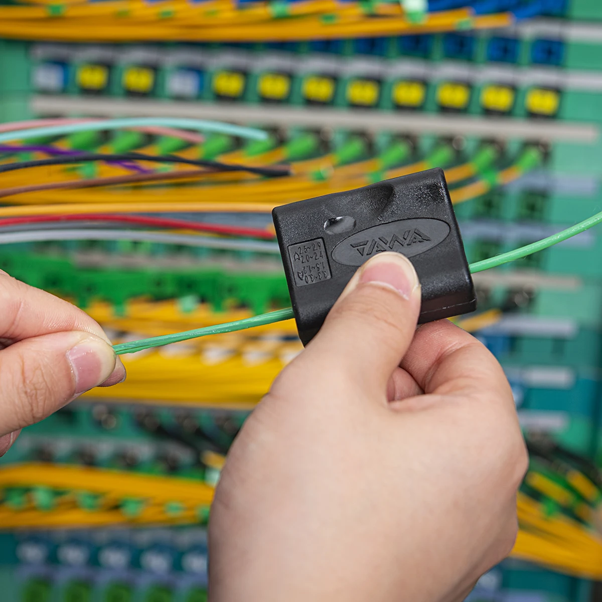 Волоконно оптический свободно лежащий волоконно оптического кабеля устройтство