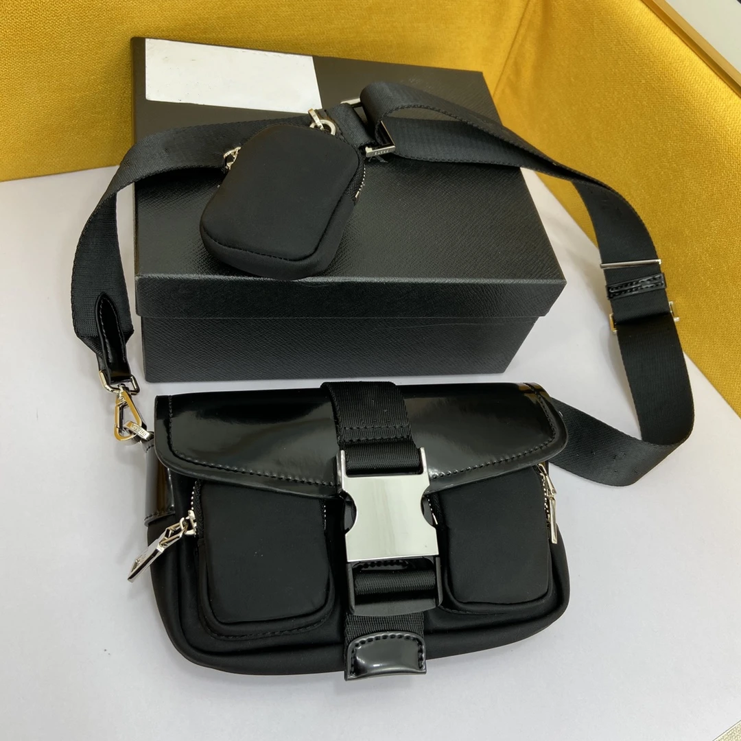 

Мужская черная сумка через плечо из нейлона и лакированной кожи с большой пряжкой