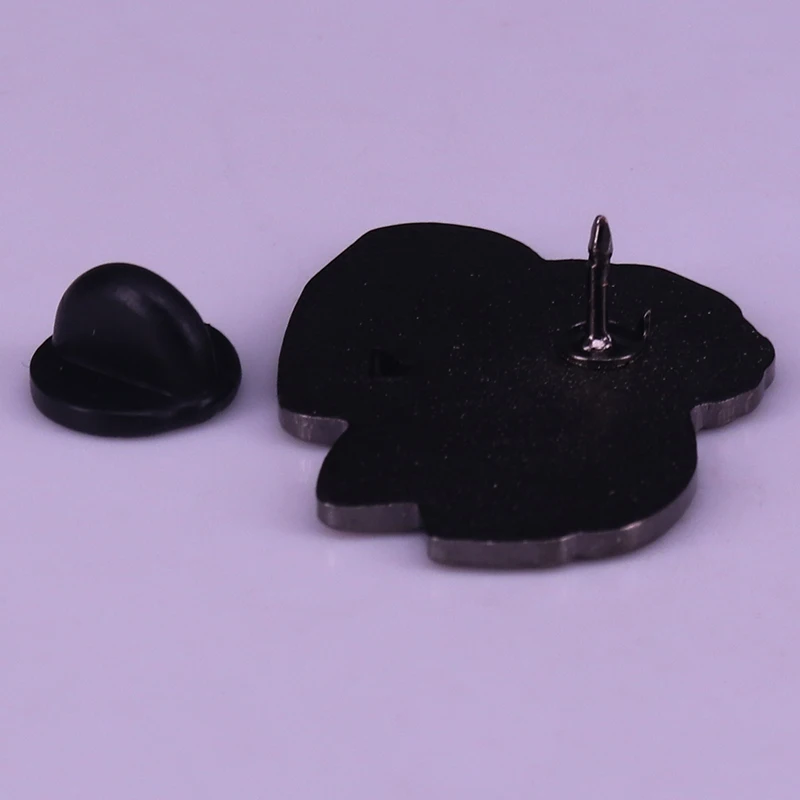 Эмалированная заколка для Хэллоуина молодой женщины с черепом в руках страшное