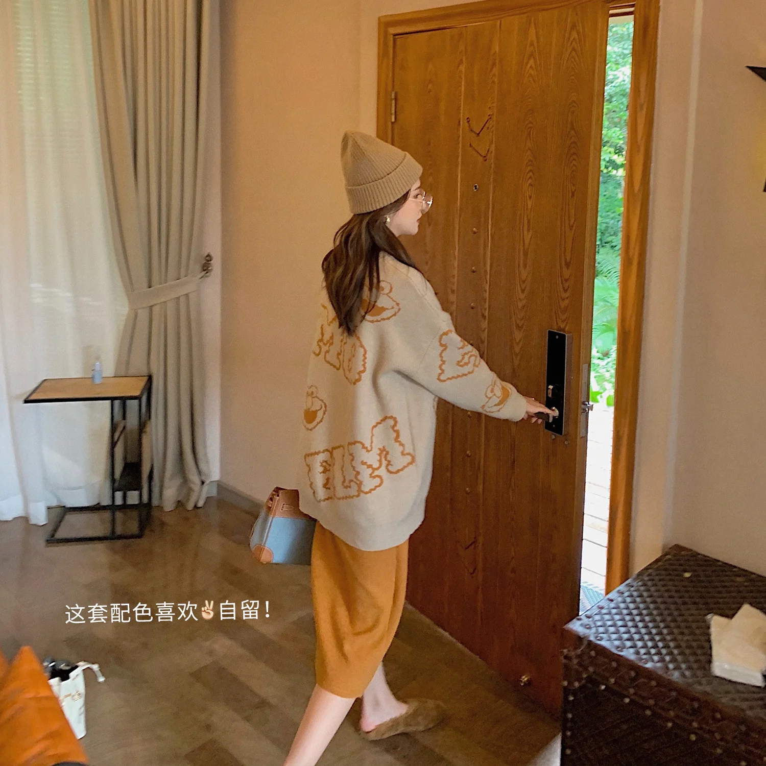 

Sweater loose-fitting, mid-length and lazy