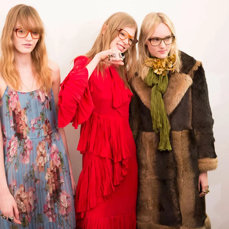 Женское дизайнерское подиумное платье элегантное шифоновое миди с оборками для