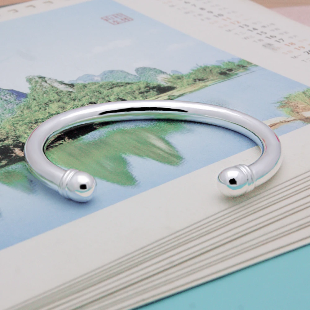 

Fashion simple couple bracelet.Woman is process 925 silver bracelet.Both men and women decoration sterling silver bracelet