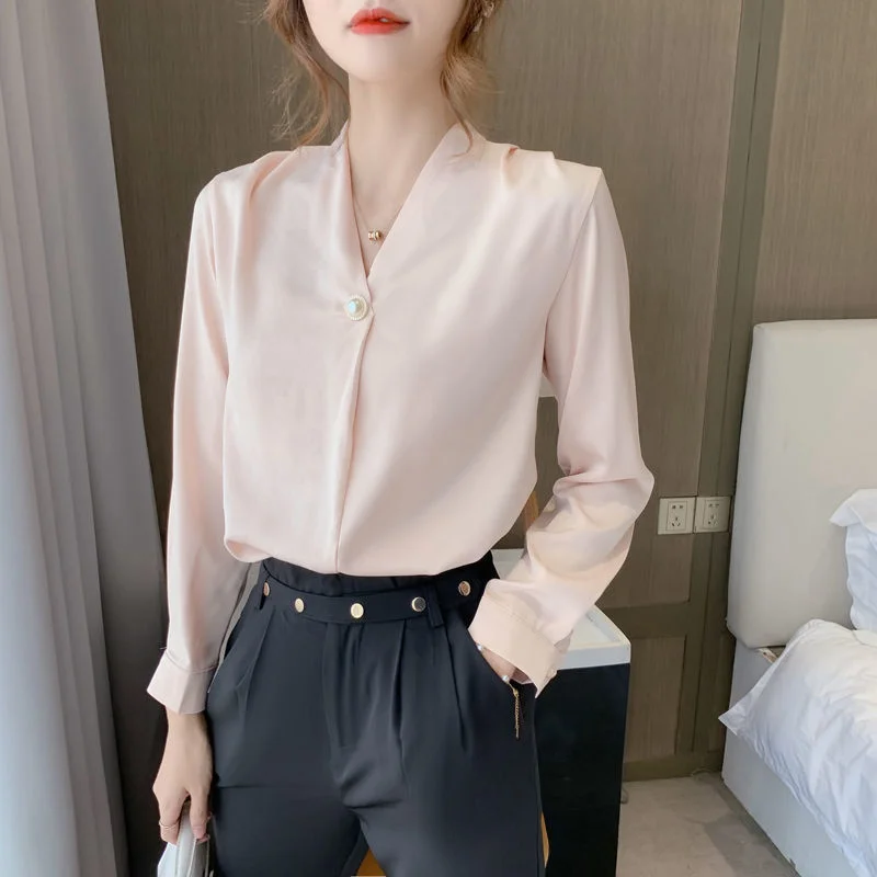 

Женская атласная рубашка с V-образным вырезом и шелковистым ацетатным принтом