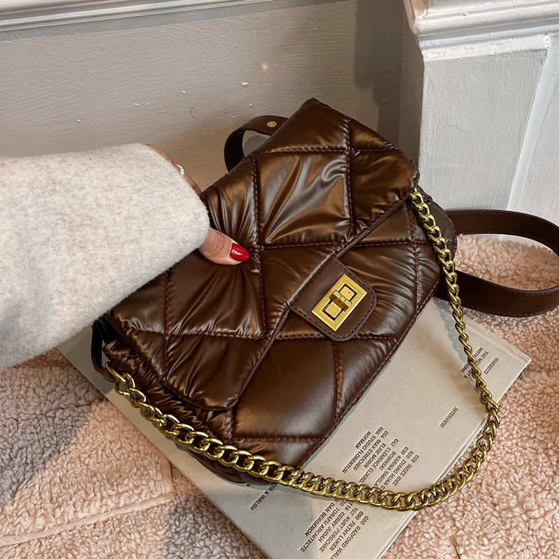 

Модные стеганые маленькие нейлоновые сумки через плечо для женщин 2021 популярные женские зимние брендовые трендовые сумки и кошельки на цеп...