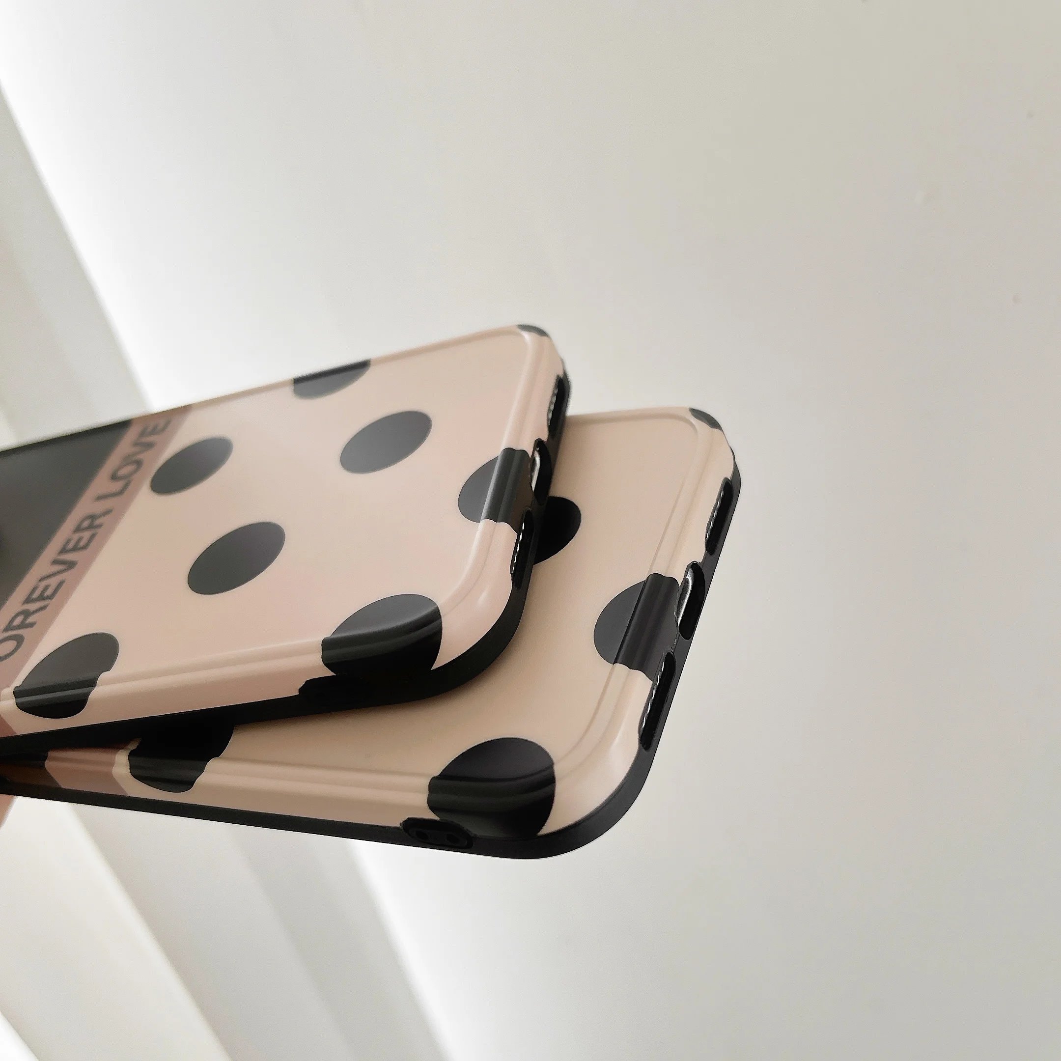 

Chic Polka dot Case for iPhone 12 Pro Max XR 7 8 Plus XS X Silicone Classic Bolinhas Cover for iPhone 11 Pro Max SE 2020 12 Mini