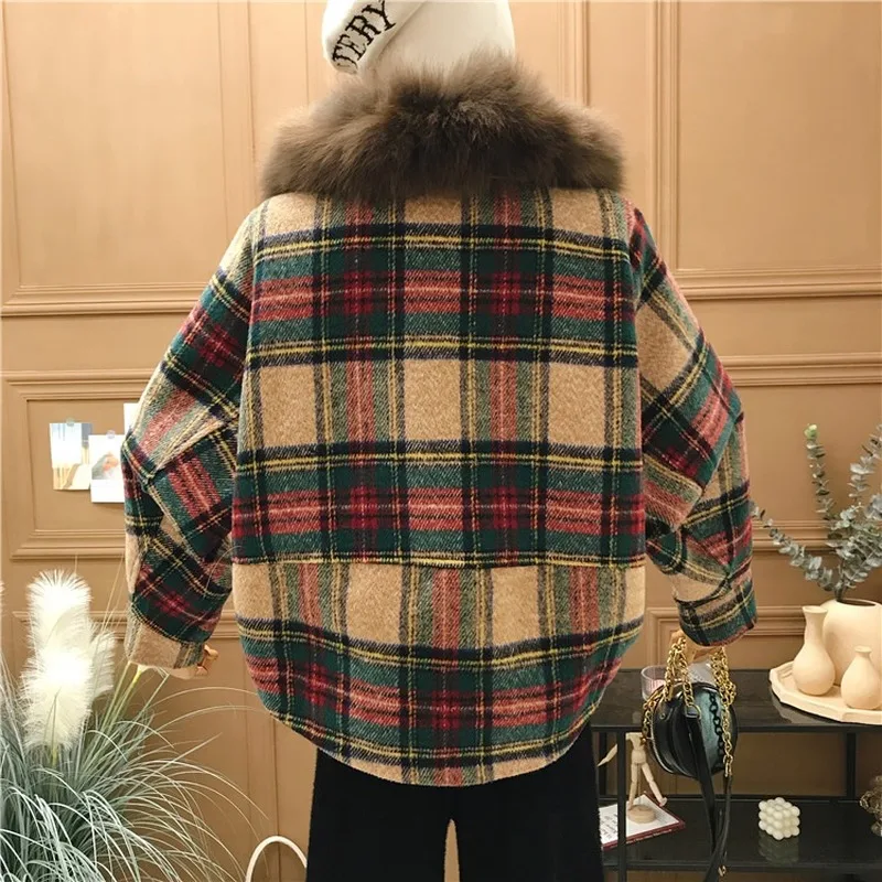 

Short ladies plaid wool coat fur collar thick coat Female 2020 winter new Retro plaid plus velvet horn buckle wool coat Women