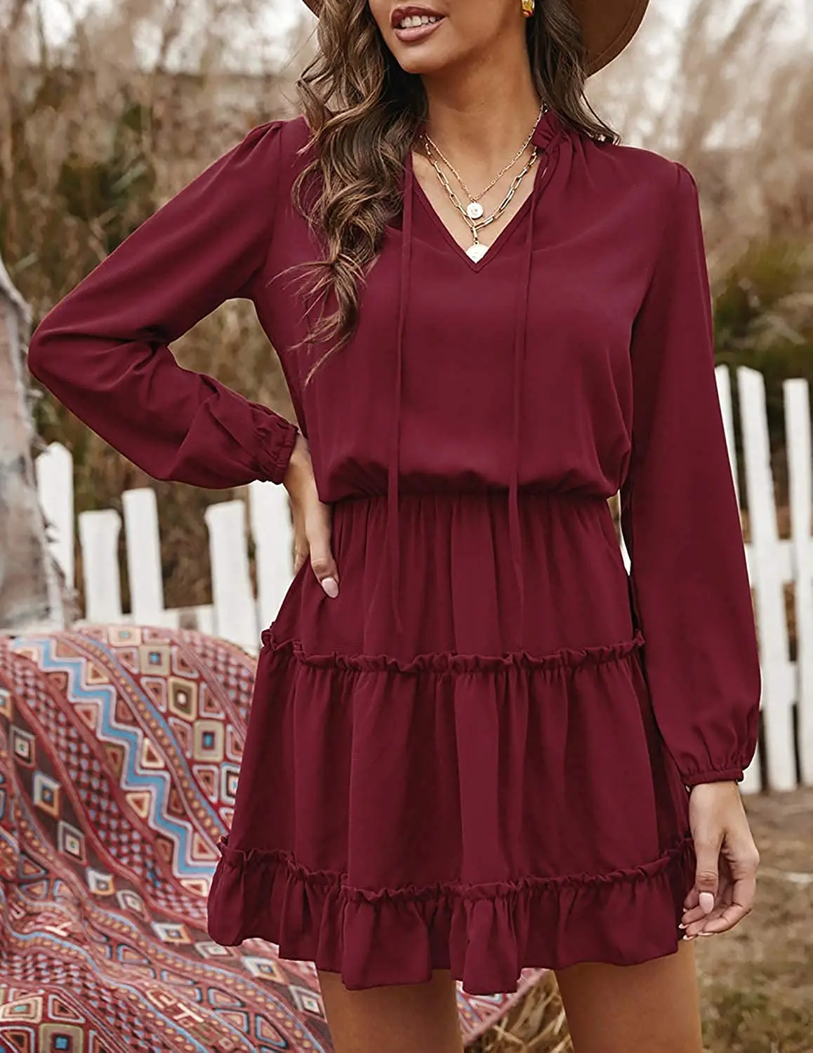 

Женское короткое платье с длинным рукавом-фонариком, V-образным вырезом и воланом