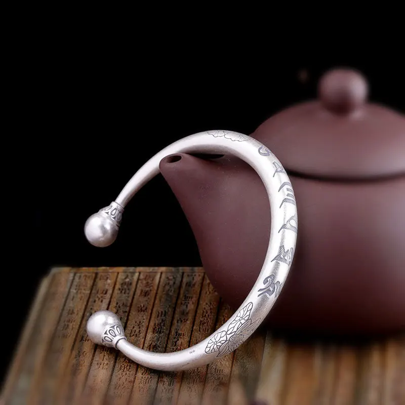 Женский матовый браслет с мантрой из серебра 999 пробы выгравированным лотосом |