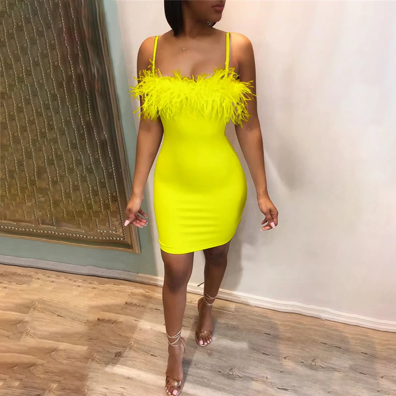 Сексуальное платье на бретельках с перьями и открытой спиной без рукавов низким
