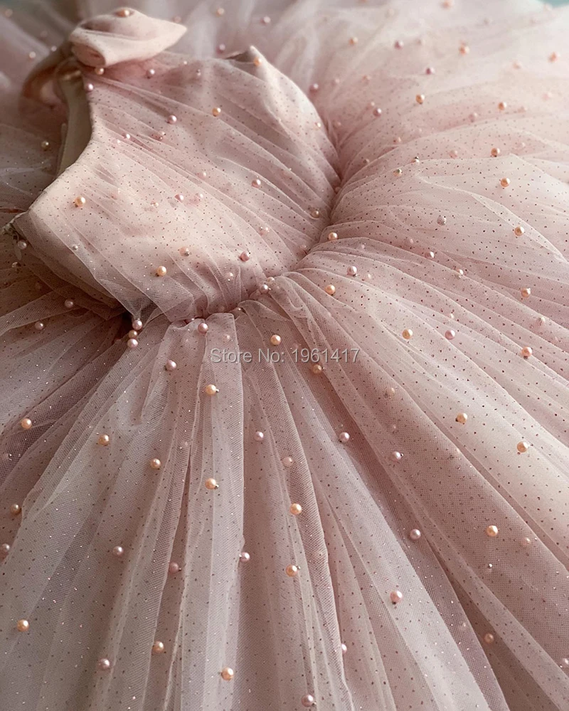 Милое детское розовое платье на одно плечо рождественское с жемчугом девичье для