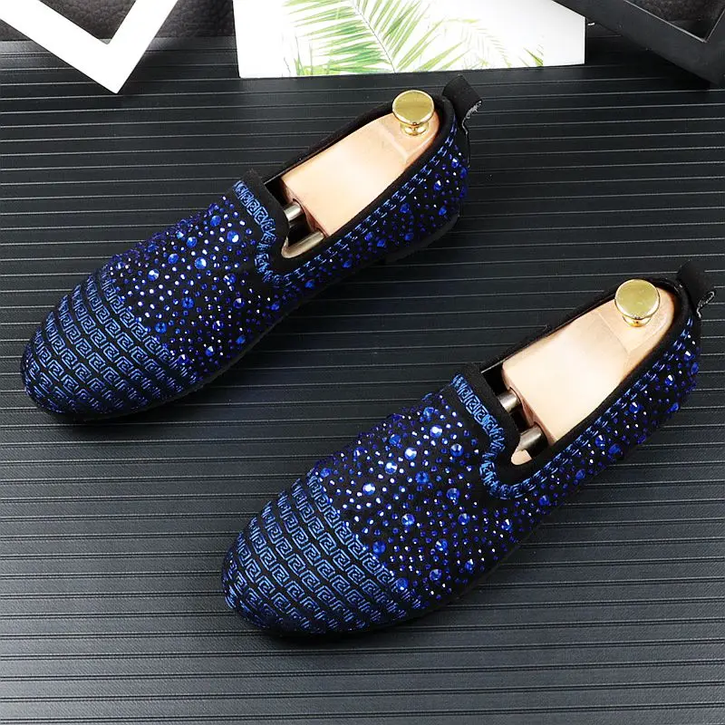 Новинка 2020 роскошные мужские туфли Стразы с острым носком на плоской подошве