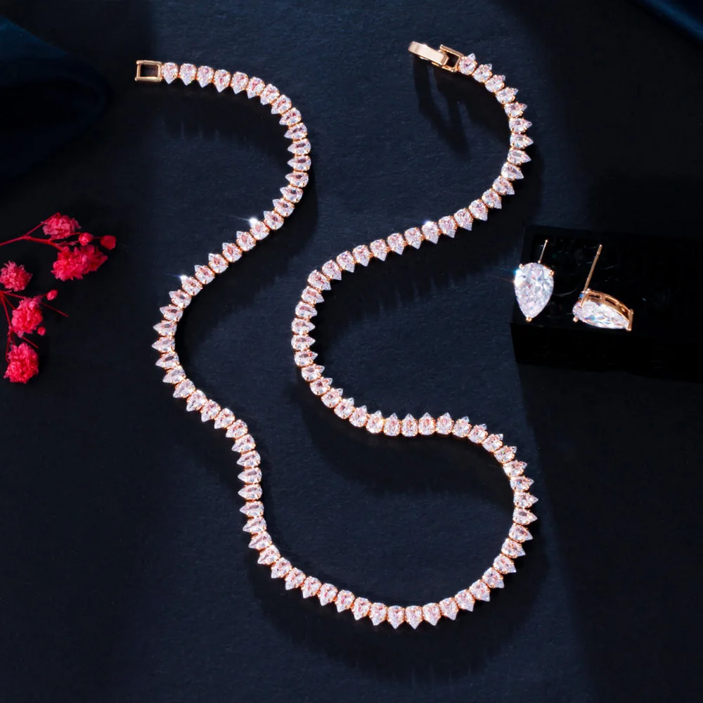 Серьги-гвоздики в виде капли воды из белого и золотого фианита | Украшения