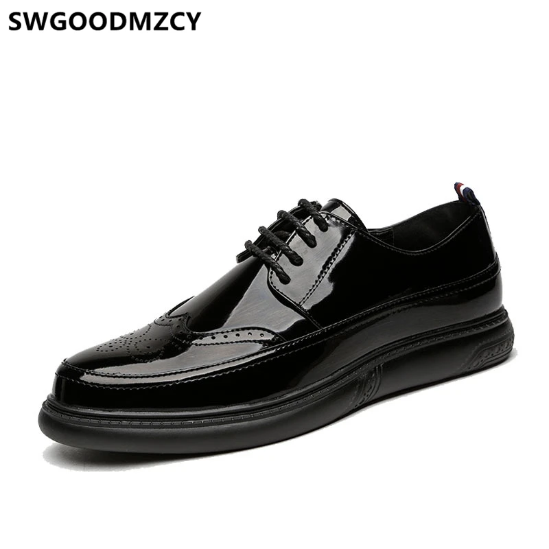 

Patent Leather Shoes Men Fashion Coiffeur Designer Shoes Men High Quality Brogue Shoes Men Zapatos De Hombre Casuales Cuero Buty