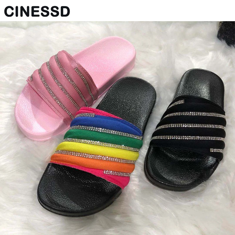 Удобные женские пляжные туфли на плоской подошве блестящие радужные с открытым