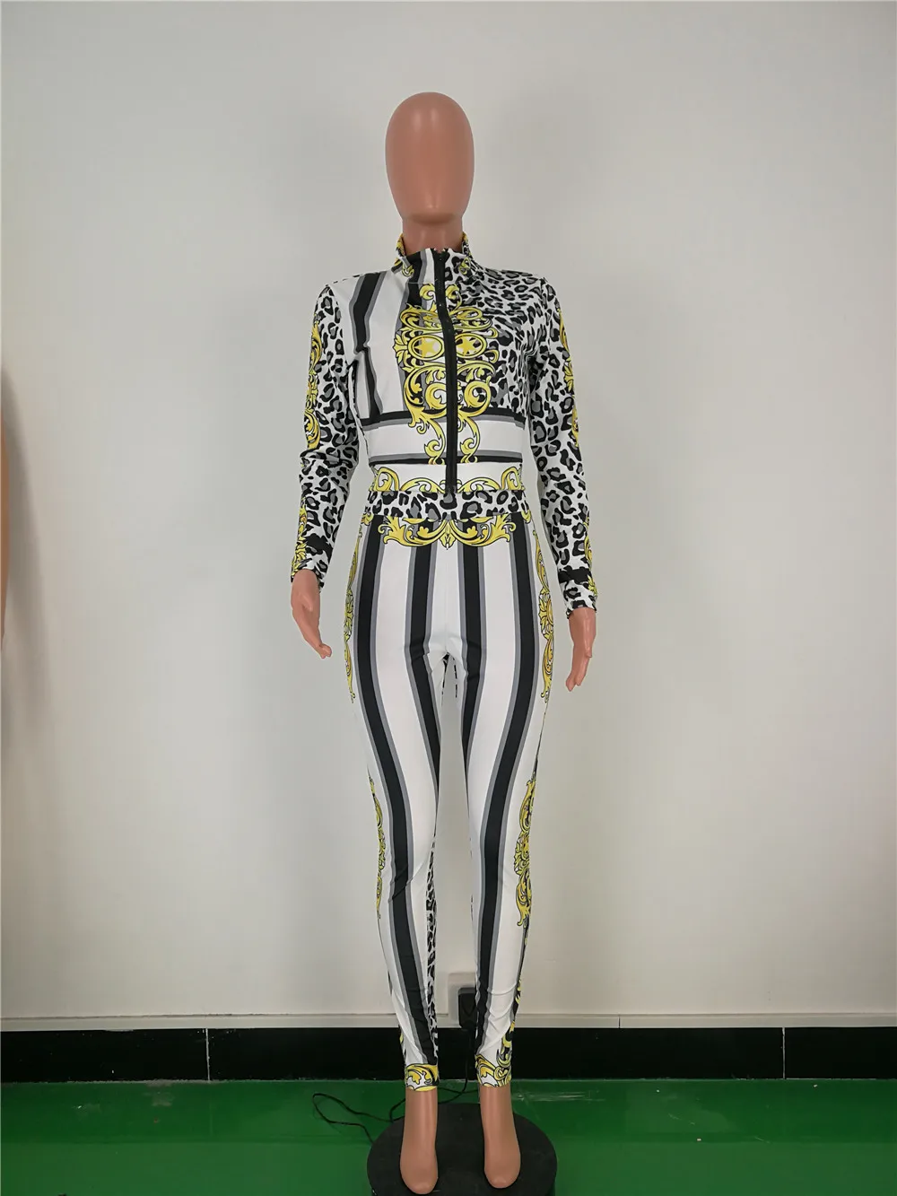 Женский спортивный костюм из двух предметов с леопардовым принтом в полоску