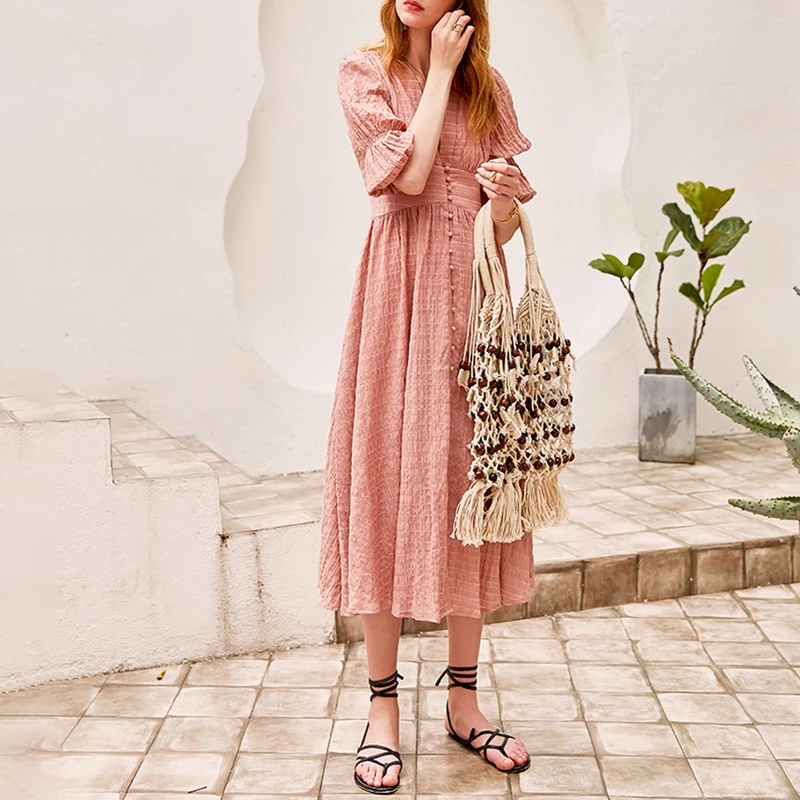 Женское платье TWOTWINSTYLE однотонное средней длины с треугольным вырезом высокой