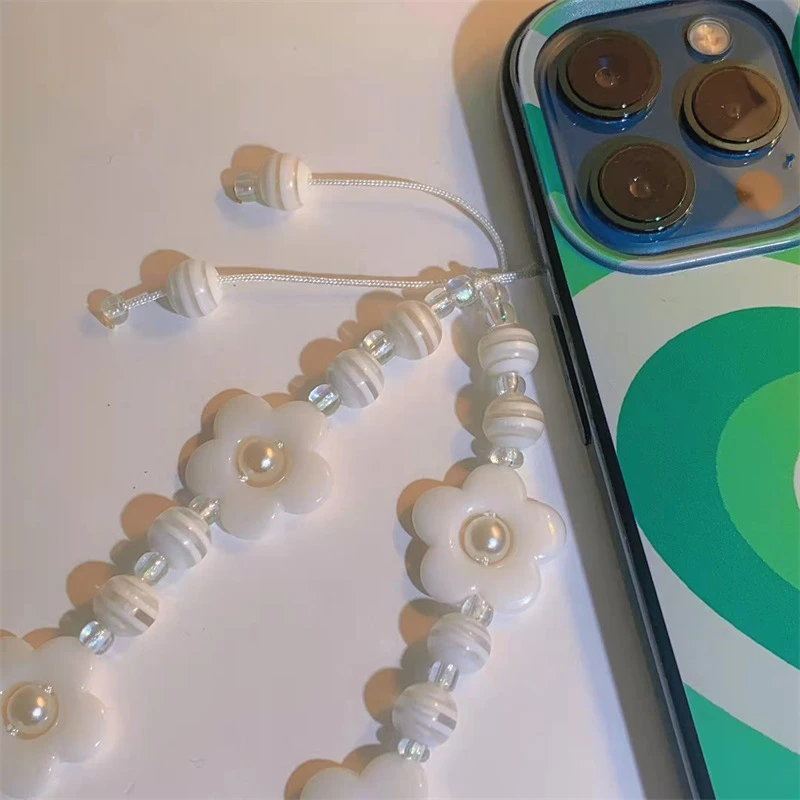 Simple White Flower Pearl Mobile Phone Lanyard Creative Soft Pottery Smiley Face Mobile Phone Chain Ladies Jewelry Best Gift