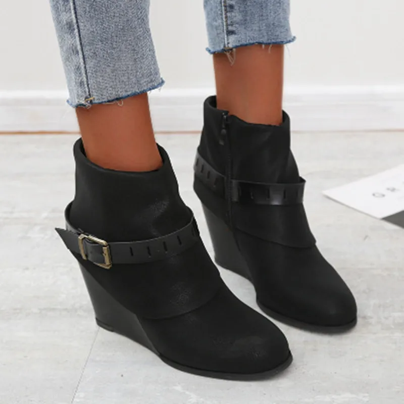 

Женские ботильоны с ремешком и пряжкой, зимние модные однотонные ботинки из искусственной кожи на танкетке, с круглым носком, для снежной по...