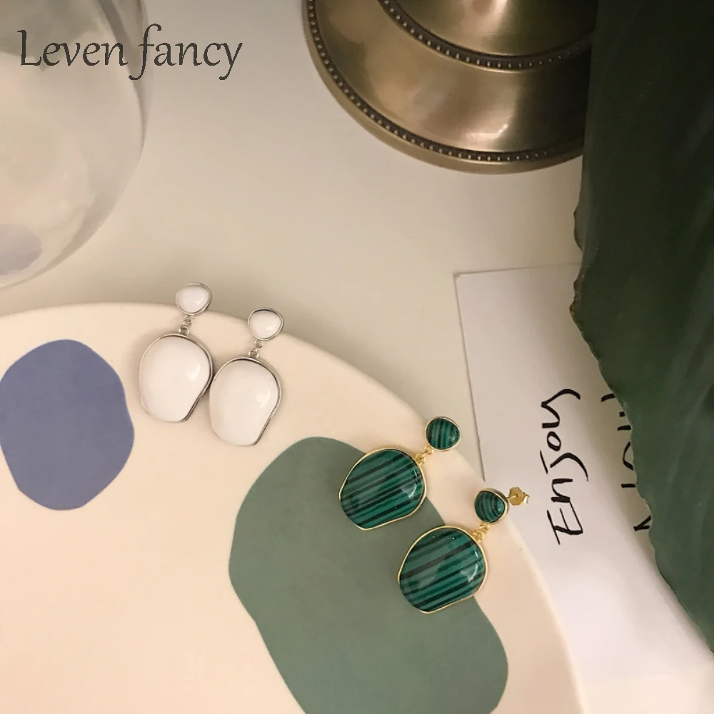 Женские серьги гвоздики из Малахита белые керамические серебра 925 пробы с