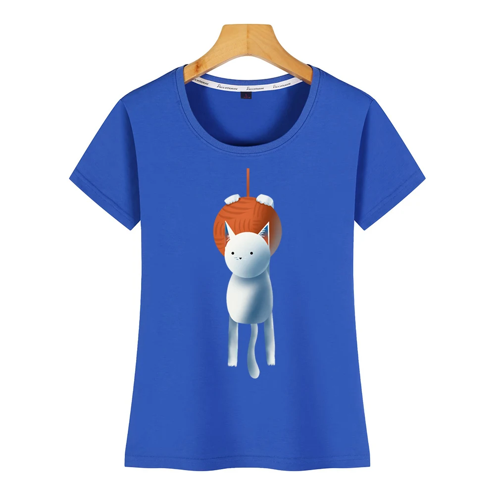 Женская футболка с милым котом висящим на шерстяном шарике Kawaii надписями
