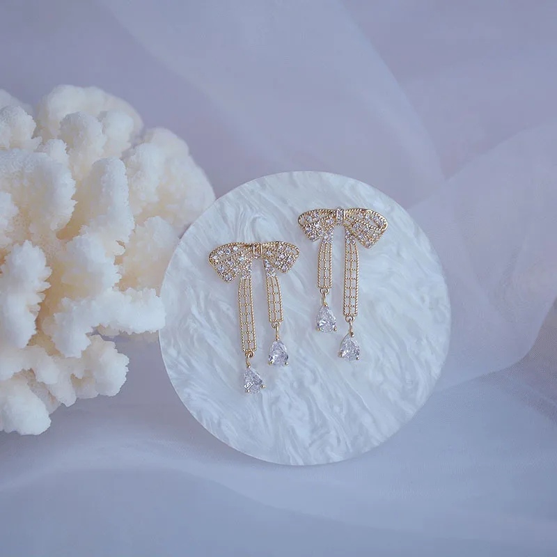 

Fashion Elegant Pearl Branch Shell Pearl Flower Korean Stud Earrings for Women Wedding Party Birthday Gifts New Style 2021