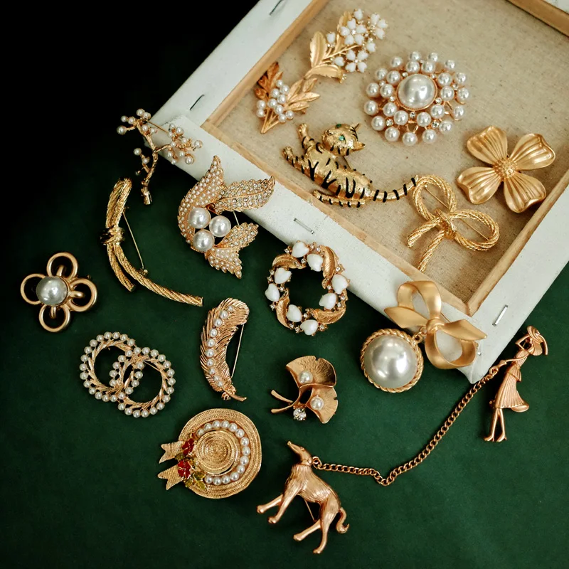 Брошь женская золотого цвета с жемчугом хрустальной булавкой - купить по