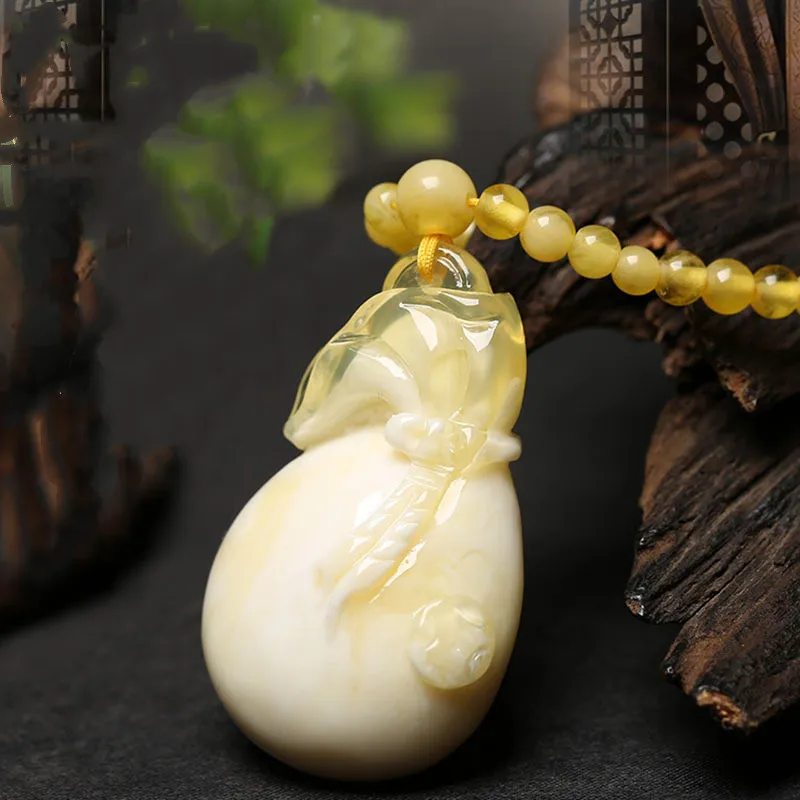 

Natural Russian white flower beeswax pendant jade jewelry Qianfu bag original stone amber necklace sweater chain Pendant
