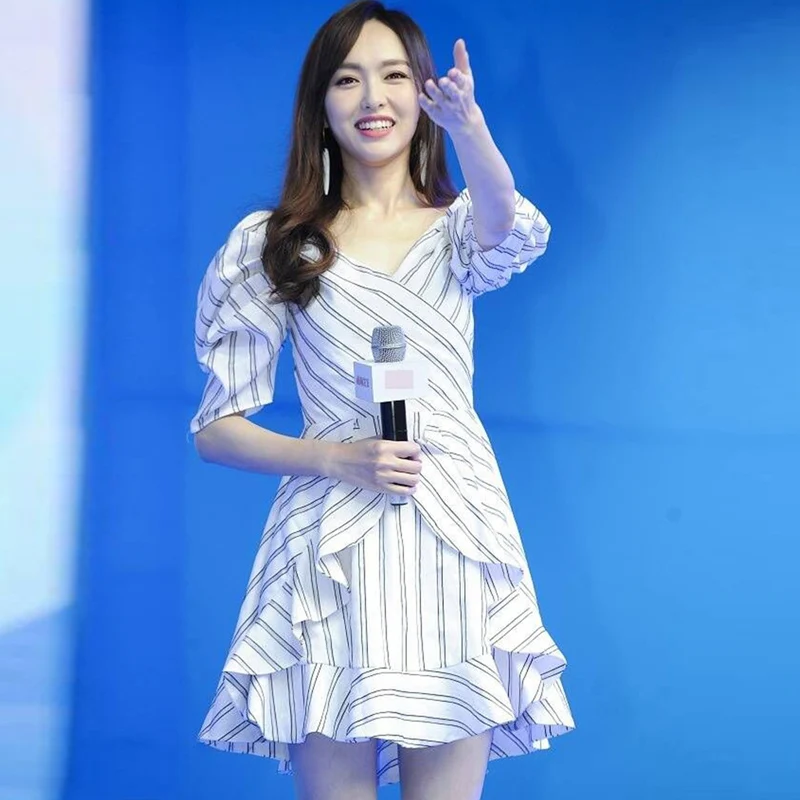 Женское летнее платье в полоску белое мини с пышными рукавами и оборками