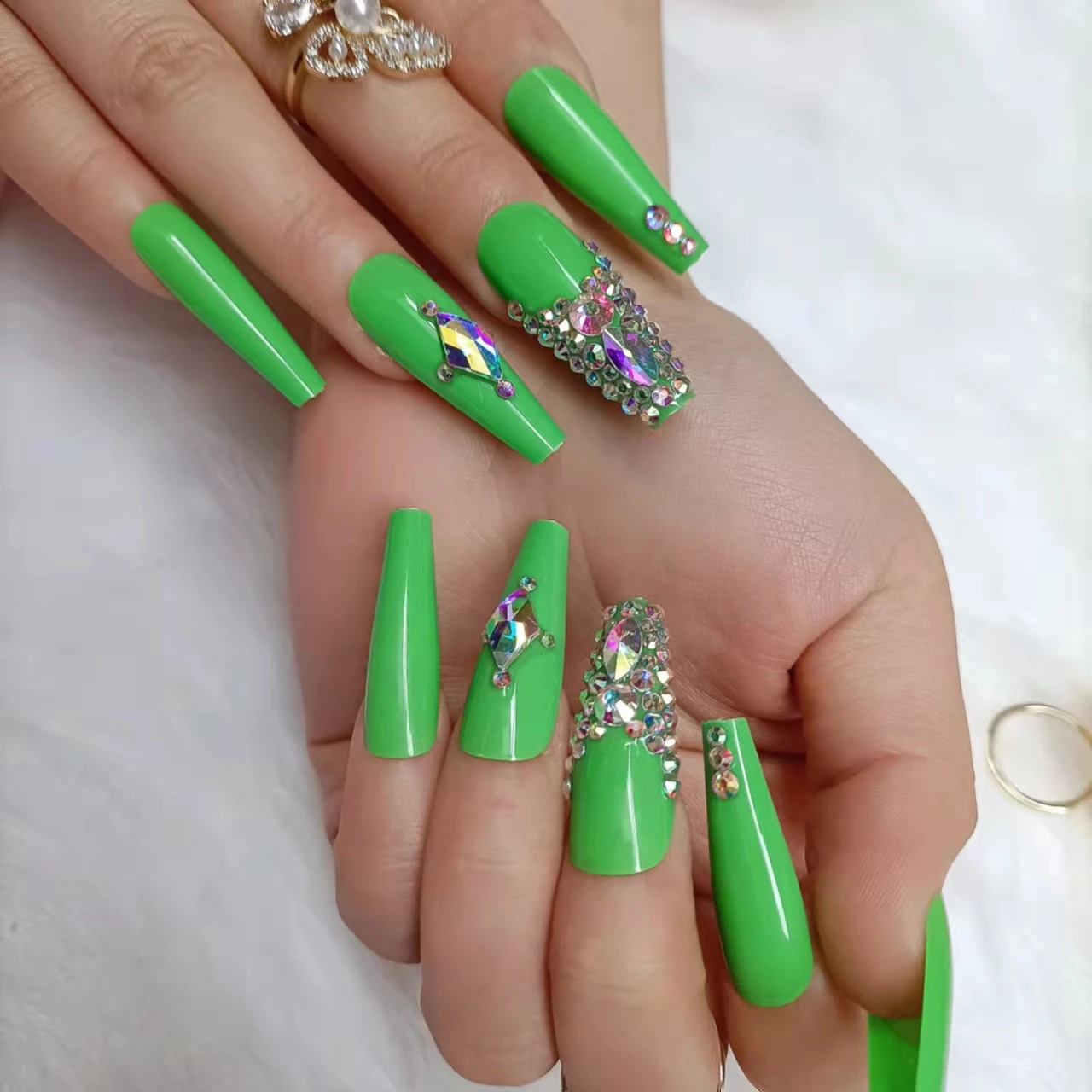 

Роскошные акриловые гвозди 2022 Кристалл бриллиант дизайн гроб зеленый 24 штуки самодельные гвозди
