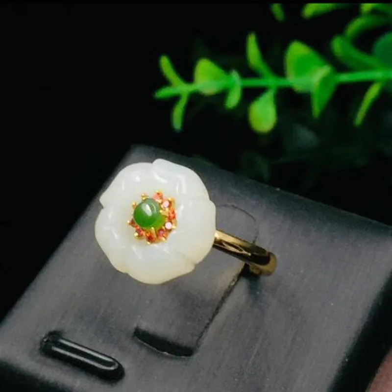 Женское кольцо из серебра 925 пробы с резным нефритом 14 х14 мм | Украшения и