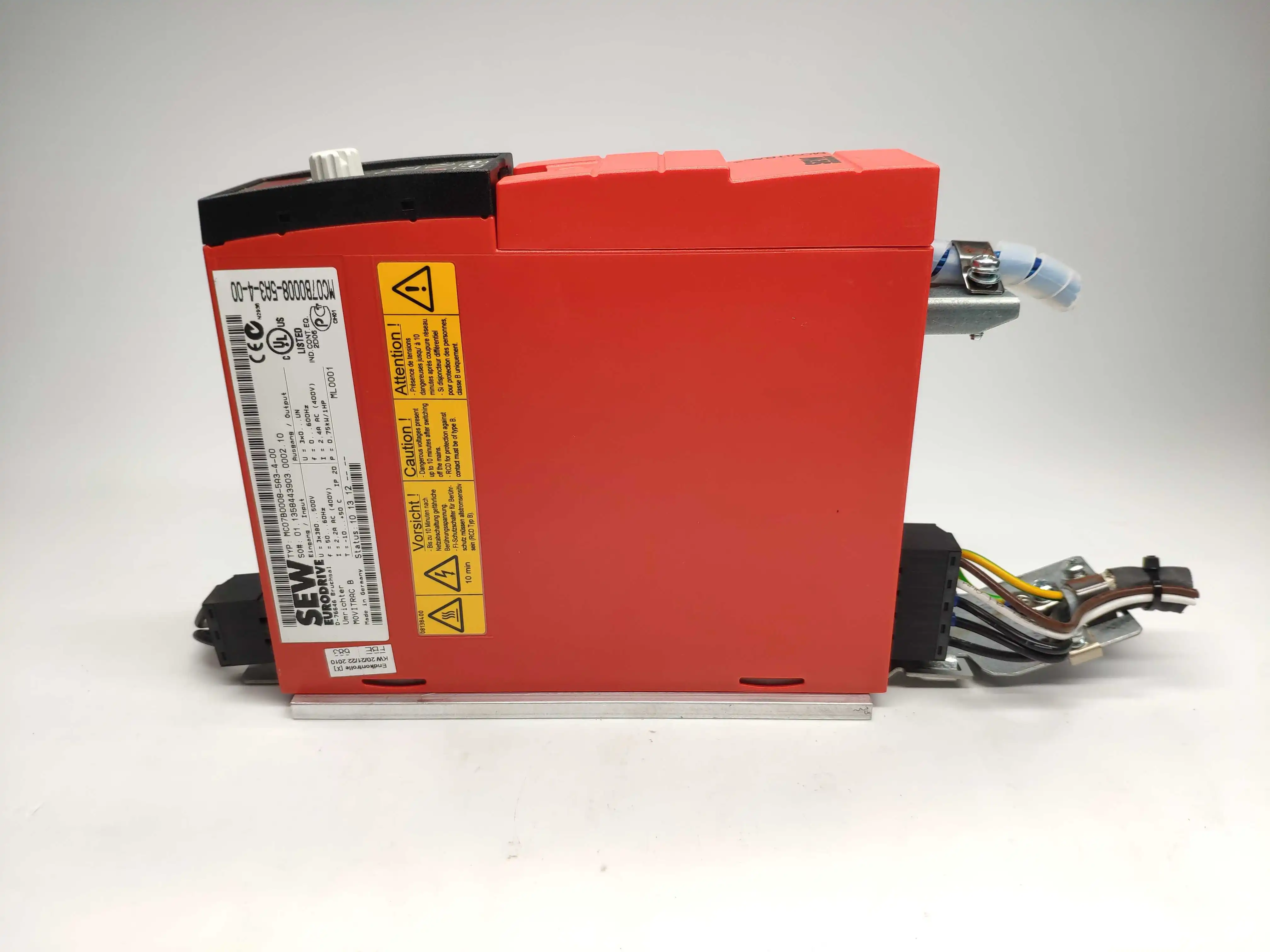 

MC07B0008-5A3-4-00 инвертор; Б/у, 85% внешний вид Новинка; 3 месяцев гарантии, свободно доставка