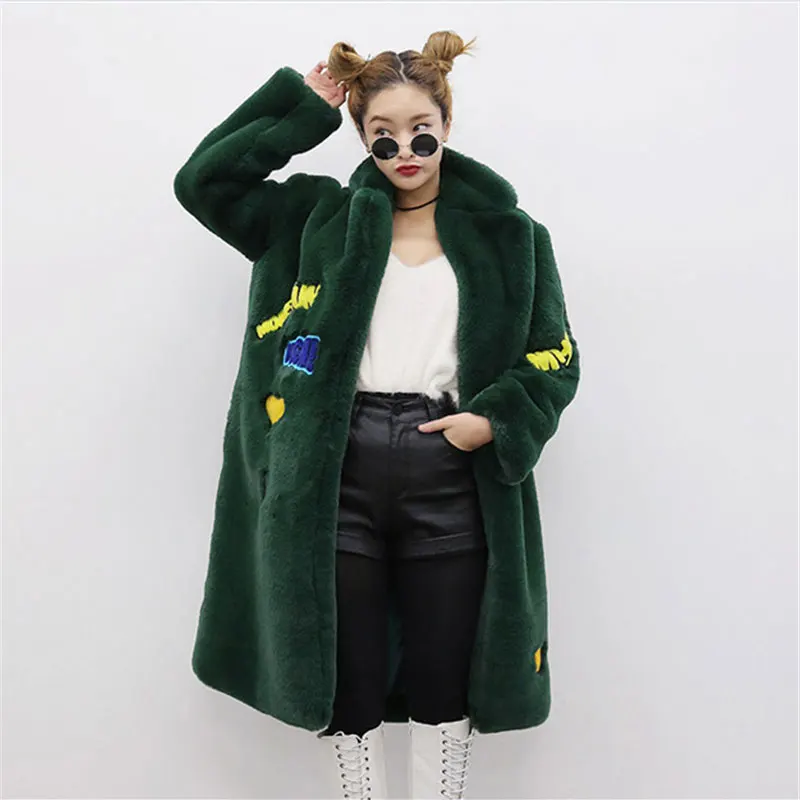green Новые зимние модные пальто из искусственного меха кролика корейские женские свободные блестящие длинные пальто с рисунком улыбки Большие размеры меховые куртки пальто - Цвет: green