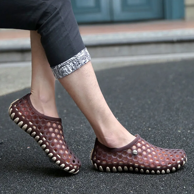 

Sneakers New Comfortable Large Men Pool Sandals Summer Outdoor Beach Shoes men Slip On Garden Clogs Casual Water Shower Slippers