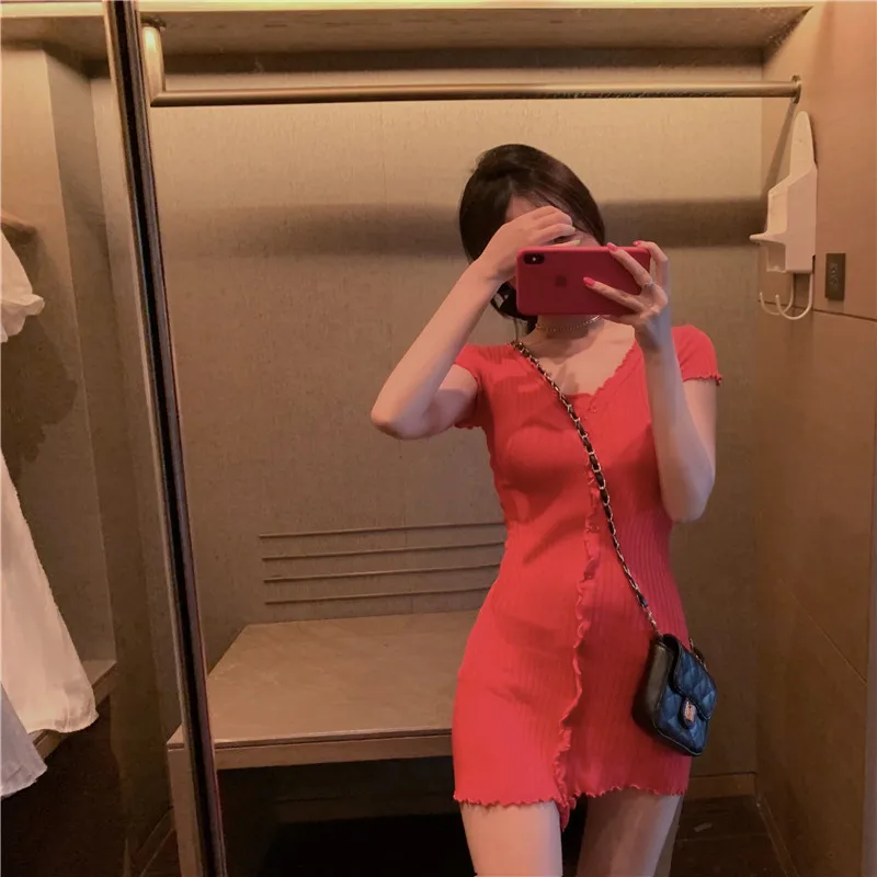 Женское платье с V-образным вырезом однотонное облегающее деревянными ушками на