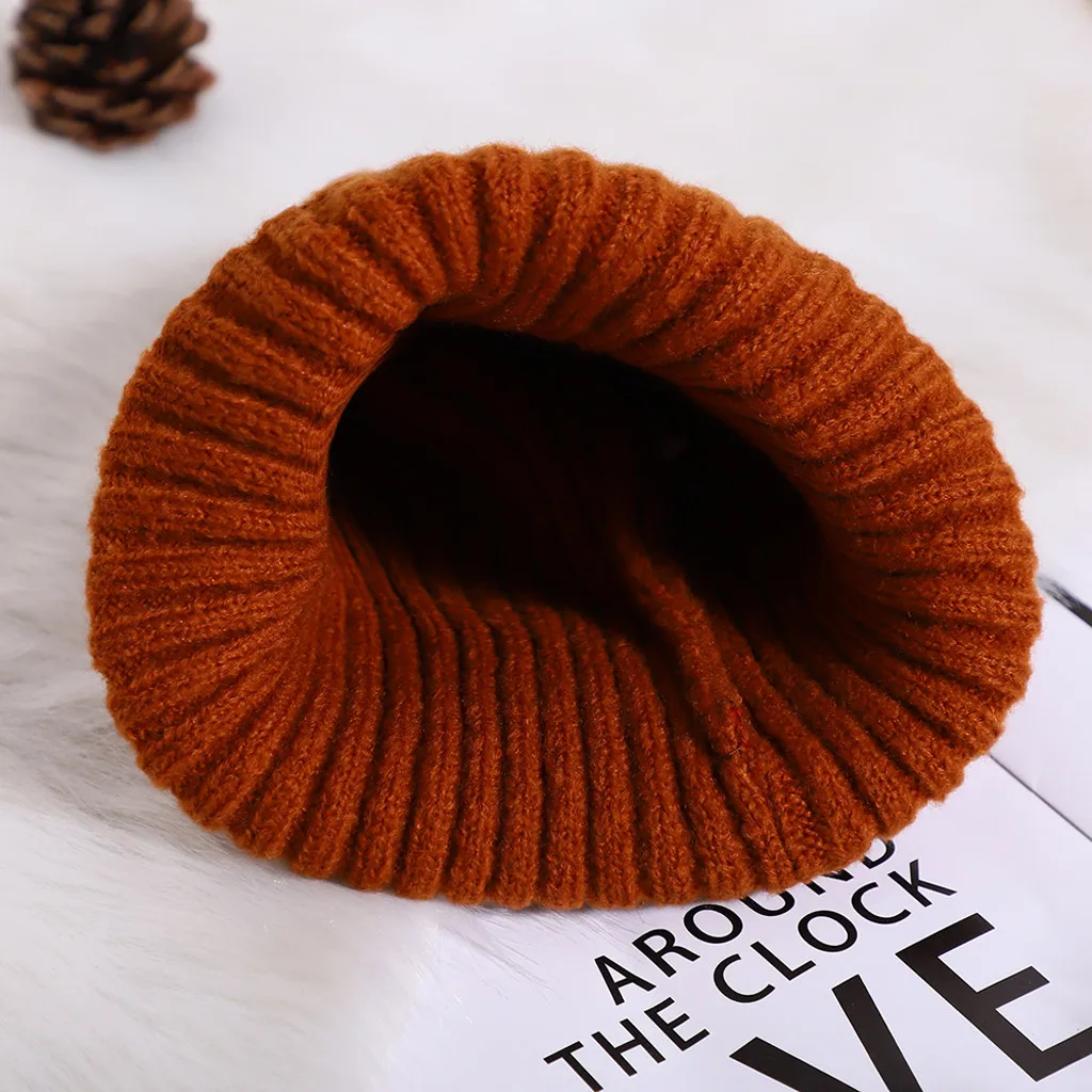 Новый дизайн модной простой унисекс зимней теплой шапки для мальчиков и девочек из сплошного вязаного крючком шапки подарок на Рождество.