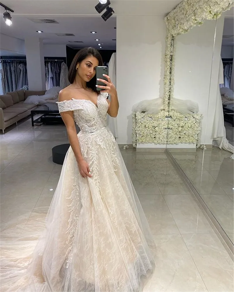 Элегантное кружевное свадебное платье с V образным вырезом и рукавами крылышками