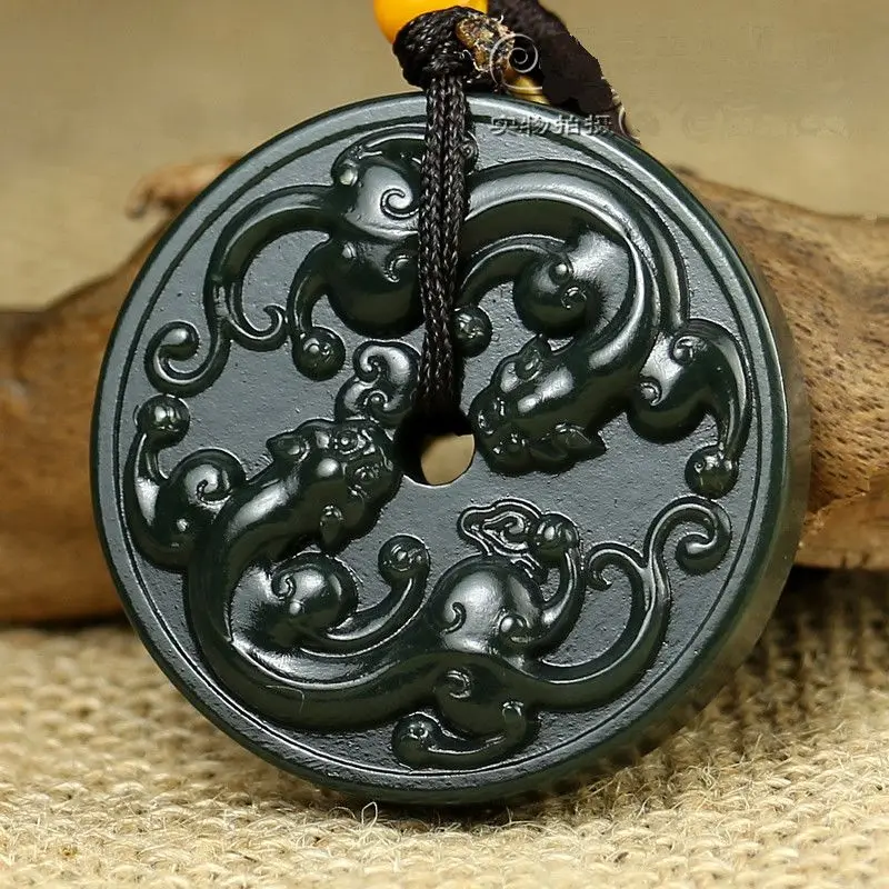 Замечательный кулон в виде бутылки из зеленого нефрита карвенный круглый