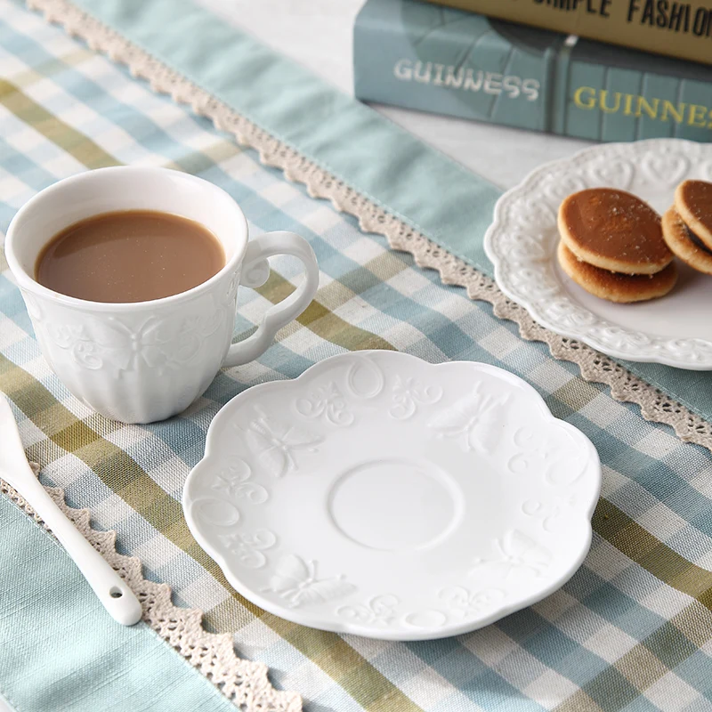 Кофейная чашка в европейском стиле с блюдцем ложкой белая керамическая