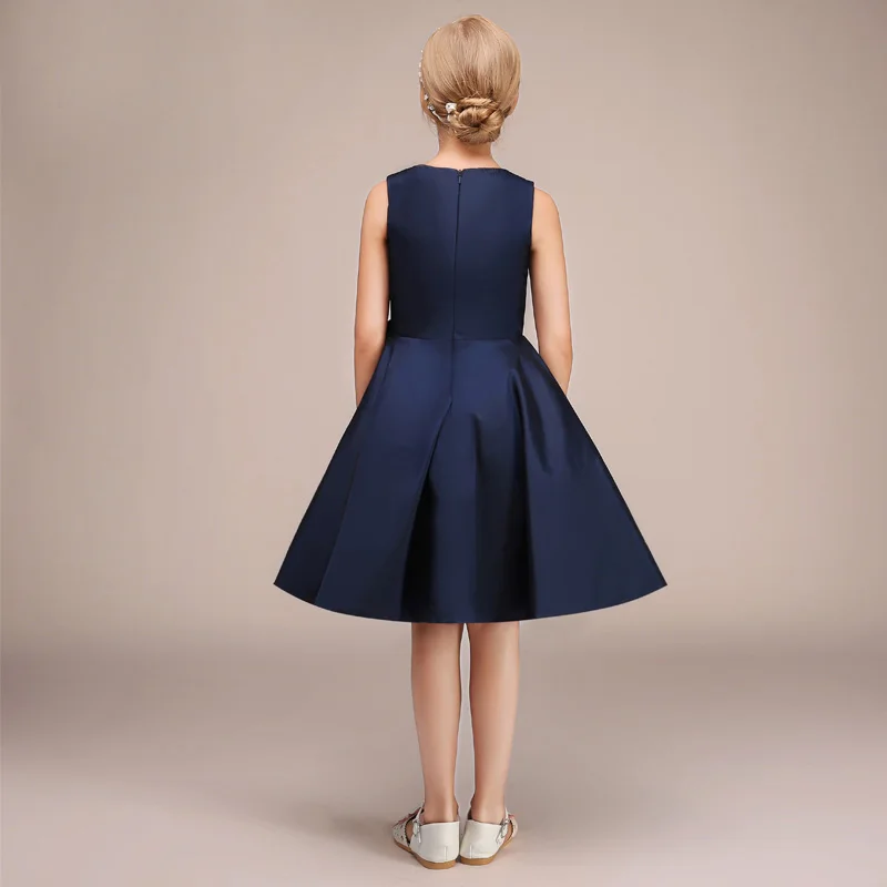 Короткое атласное платье принцессы без рукавов трапециевидного силуэта для